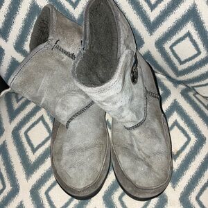 Minnetonka Gray Suede Boots 9